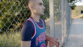 De basketbalspeler bevindt zich met de bal op het hof, die op het spel wachten in langzame motie Het beste spelerportret stock footage De basketbalspeler bevindt zich met de bal op het hof, die op het spel wachten in langzame motie Het beste spelerportret stock footage