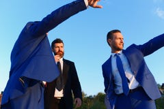 De bedrijfleiders tonen werkplek De raad van stafmedewerkers neemt een gang royalty-vrije stock foto's De bedrijfleiders tonen werkplek De raad van stafmedewerkers neemt een gang royalty-vrije stock foto's