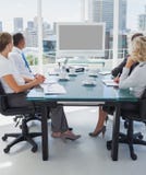 De bedrijfsmensen verzamelden zich voor een videoconferentie stock afbeeldingen De bedrijfsmensen verzamelden zich voor een videoconferentie stock afbeeldingen
