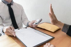 De bedrijfwerknemers zijn oneerlijk door geld aan de personeelsafdeling te brengen aan het hoofd van productie worden bevorderd stock fotografie De bedrijfwerknemers zijn oneerlijk door geld aan de personeelsafdeling te brengen aan het hoofd van productie worden bevorderd stock fotografie