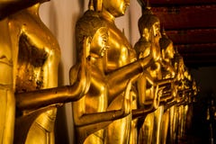 De beelden van Boedha in de Wat Pho Buddhist-tempel complex in Bangkok royalty-vrije stock afbeeldingen De beelden van Boedha in de Wat Pho Buddhist-tempel complex in Bangkok royalty-vrije stock afbeeldingen