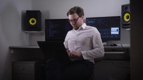 De beginner freelancer in IT kwam met het idee van de nieuwe software op de proppen, en besliste onmiddellijk het in zijn laptop stock footage De beginner freelancer in IT kwam met het idee van de nieuwe software op de proppen, en besliste onmiddellijk het in zijn laptop stock footage