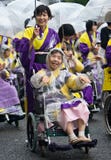 De bejaarde Japanse Dansers van het Festival in rolstoelen royalty-vrije stock fotografie De bejaarde Japanse Dansers van het Festival in rolstoelen royalty-vrije stock fotografie