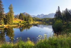 De bergscène van de aard met mooi meer in Slowakije Tatra royalty-vrije stock foto's De bergscène van de aard met mooi meer in Slowakije Tatra royalty-vrije stock foto's