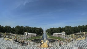 De beroemde grote fontein Peterhof, Heilige Petersburg, Rusland stock footage De beroemde grote fontein Peterhof, Heilige Petersburg, Rusland stock footage