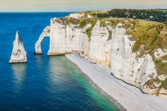 De beroemde klippen in Etretat in Normandië, Frankrijk stock fotografie De beroemde klippen in Etretat in Normandië, Frankrijk stock fotografie