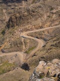 De beroemde Sani-landweg van de bergpas met vele strakke krommen die Lesotho en Zuid-Afrika verbinden royalty-vrije stock afbeeldingen De beroemde Sani-landweg van de bergpas met vele strakke krommen die Lesotho en Zuid-Afrika verbinden royalty-vrije stock afbeeldingen