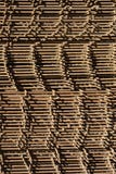De betonstalen met een periodiek profiel in de pakken worden opgeslagen in het pakhuis van metaalproducten stock foto De betonstalen met een periodiek profiel in de pakken worden opgeslagen in het pakhuis van metaalproducten stock foto