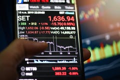 De Beurs van de Toepassing van Thailand op smartphone met grafiek brengt indicator in kaart royalty-vrije stock fotografie De Beurs van de Toepassing van Thailand op smartphone met grafiek brengt indicator in kaart royalty-vrije stock fotografie
