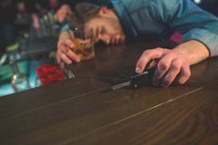 De Bibaciousmens die op lijst liggen en wil auto drijven royalty-vrije stock afbeelding De Bibaciousmens die op lijst liggen en wil auto drijven royalty-vrije stock afbeelding