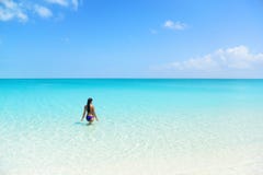 De bikinivrouw die van de strandvakantie in blauwe oceaan zwemmen stock foto De bikinivrouw die van de strandvakantie in blauwe oceaan zwemmen stock foto