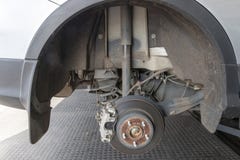 De Binnenkant van de Wielboog van een Zilveren Auto royalty-vrije stock afbeeldingen De Binnenkant van de Wielboog van een Zilveren Auto royalty-vrije stock afbeeldingen