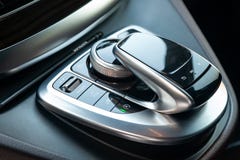 De binnenlandse elementen van nieuwe dure de commerciële een v-Klasse van Mercedes auto binnen met de bedieningshendel van de sys royalty-vrije stock afbeeldingen De binnenlandse elementen van nieuwe dure de commerciële een v-Klasse van Mercedes auto binnen met de bedieningshendel van de sys royalty-vrije stock afbeeldingen