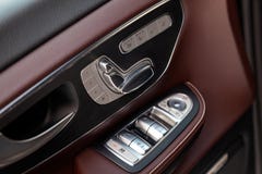 De binnenlandse elementen van nieuwe dure de commerciële een v-Klasse van Mercedes auto binnen met vensters en zetelsknopen en he stock afbeelding De binnenlandse elementen van nieuwe dure de commerciële een v-Klasse van Mercedes auto binnen met vensters en zetelsknopen en he stock afbeelding