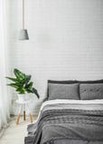 De binnenlandse grijs-witte bloem van het slaapkamerdecor stock afbeelding De binnenlandse grijs-witte bloem van het slaapkamerdecor stock afbeelding