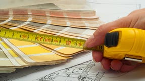 De binnenlandse ontwerper kiest de kleur van de muren stock afbeeldingen De binnenlandse ontwerper kiest de kleur van de muren stock afbeeldingen