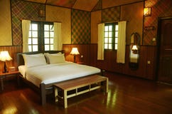 De binnenlandse vijfsterrentoevlucht Borneo, Maleisië, Azië van het slaapkamerchalet stock fotografie De binnenlandse vijfsterrentoevlucht Borneo, Maleisië, Azië van het slaapkamerchalet stock fotografie
