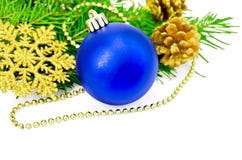 De blauwe bal van Kerstmis met gouden ornamenten Royalty-vrije Stock Fotografie