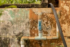 De blauwe pvc-Pijpleiding van het Klep Plastic Water - Uitstekende Beschimmelde Muurtextuur stock afbeeldingen De blauwe pvc-Pijpleiding van het Klep Plastic Water - Uitstekende Beschimmelde Muurtextuur stock afbeeldingen