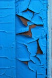 De blauwe verf breekt van tijd tot tijd op een houten kader af stock afbeelding De blauwe verf breekt van tijd tot tijd op een houten kader af stock afbeelding