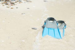 De blauwe vinnen voor snorkelen op het strand bij het overzees stock fotografie De blauwe vinnen voor snorkelen op het strand bij het overzees stock fotografie