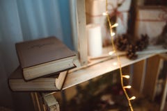 De boeken van het Kerstmisdecor royalty-vrije stock fotografie De boeken van het Kerstmisdecor royalty-vrije stock fotografie