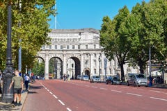 De Boog van admiraliteit tussen de Wandelgalerij en Trafalgar Square in Londen, Engeland royalty-vrije stock afbeeldingen De Boog van admiraliteit tussen de Wandelgalerij en Trafalgar Square in Londen, Engeland royalty-vrije stock afbeeldingen