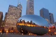 De boon van Chicago bij schemering royalty-vrije stock foto De boon van Chicago bij schemering royalty-vrije stock foto