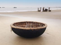 De boot van Vietnam op het strand in Danang, Vietnam. stock afbeeldingen De boot van Vietnam op het strand in Danang, Vietnam. stock afbeeldingen