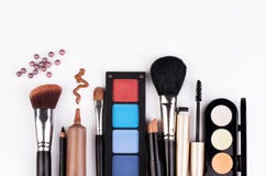 De borstel en de schoonheidsmiddelen van de make-up Royalty-vrije Stock Foto's De borstel en de schoonheidsmiddelen van de make-up Royalty-vrije Stock Foto's