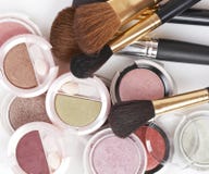 De borstel van de make-up en kleurrijke schoonheidsmiddelen royalty-vrije stock afbeelding De borstel van de make-up en kleurrijke schoonheidsmiddelen royalty-vrije stock afbeelding