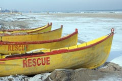 De boten van de redding op bevroren strand Stock Afbeeldingen De boten van de redding op bevroren strand Stock Afbeeldingen