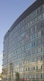 de bouw met meerdere verdiepingen met glasvensters en overvloed van airconditioning stock afbeeldingen de bouw met meerdere verdiepingen met glasvensters en overvloed van airconditioning stock afbeeldingen