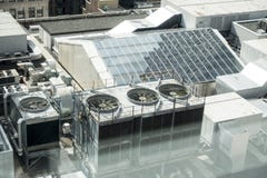 De bouw van dak met dakraam en vele ac verenigt zich en ventilators royalty-vrije stock fotografie De bouw van dak met dakraam en vele ac verenigt zich en ventilators royalty-vrije stock fotografie