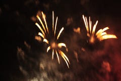 De brand toont Nachtachtergrond Vuurwerk vuurwerk Viering van Kerstmis en Nieuwjaar in de heldere orazhevy kleurrijke gloed stock fotografie De brand toont Nachtachtergrond Vuurwerk vuurwerk Viering van Kerstmis en Nieuwjaar in de heldere orazhevy kleurrijke gloed stock fotografie