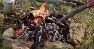 De brandplaats die van de mensenverlichting houten logboeken zetten Echte vriendenmensen openlucht het kamperen tentvakantie in d stock videobeelden De brandplaats die van de mensenverlichting houten logboeken zetten Echte vriendenmensen openlucht het kamperen tentvakantie in d stock videobeelden