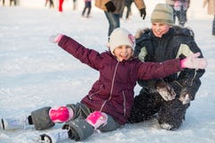 De broer en de zuster vielen terwijl het schaatsen en het spelen Royalty-vrije Stock Afbeeldingen De broer en de zuster vielen terwijl het schaatsen en het spelen Royalty-vrije Stock Afbeeldingen