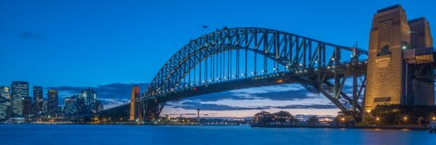 De Brug van de Haven van Sydney bij Schemer royalty-vrije stock fotografie De Brug van de Haven van Sydney bij Schemer royalty-vrije stock fotografie