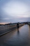 De brug van de Nnerhaven door Nyhavn, Kopenhagen, Denemarken wordt gevestigd dat royalty-vrije stock foto De brug van de Nnerhaven door Nyhavn, Kopenhagen, Denemarken wordt gevestigd dat royalty-vrije stock foto