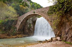 De brug van Palaiokarya en waterval, Thessaly, Griekenland stock afbeeldingen De brug van Palaiokarya en waterval, Thessaly, Griekenland stock afbeeldingen