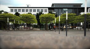 De bureaubouw op een groen gebied stock foto's De bureaubouw op een groen gebied stock foto's