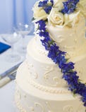 De cake blauwe riddersporen van het huwelijk stock afbeelding De cake blauwe riddersporen van het huwelijk stock afbeelding