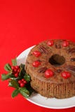 De Cake van Kerstmis op Rood stock foto De Cake van Kerstmis op Rood stock foto
