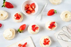De cakenesten van aardbeipavlova, schuimgebakjedecoratie op een culinaire lijst royalty-vrije stock foto De cakenesten van aardbeipavlova, schuimgebakjedecoratie op een culinaire lijst royalty-vrije stock foto