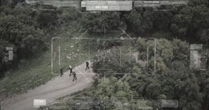 De cameramening van de toezichthommel van terroristenploeg die met wapens lopen stock video De cameramening van de toezichthommel van terroristenploeg die met wapens lopen stock video