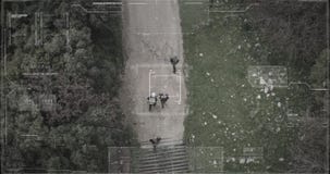 De cameramening van de toezichthommel van terroristenploeg die met wapens lopen stock footage De cameramening van de toezichthommel van terroristenploeg die met wapens lopen stock footage