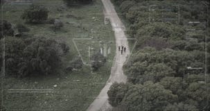 De cameramening van de toezichthommel van terroristenploeg die met wapens lopen stock footage De cameramening van de toezichthommel van terroristenploeg die met wapens lopen stock footage