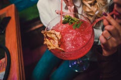 De cateringsdienst Zaken, de richtende dienst Dranken op de zomerpartij Cateringslijst met in glazen, grote fles van royalty-vrije stock fotografie De cateringsdienst Zaken, de richtende dienst Dranken op de zomerpartij Cateringslijst met in glazen, grote fles van royalty-vrije stock fotografie