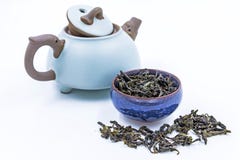 De Chinese Groene thee van Oolong Feng Huang Dan Cong in een blauwe ceramische kom royalty-vrije stock fotografie De Chinese Groene thee van Oolong Feng Huang Dan Cong in een blauwe ceramische kom royalty-vrije stock fotografie