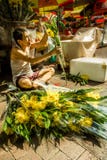 De Chinese mens verkoopt boeketten van verse bloemen op de straat van Bugis, Singapore royalty-vrije stock fotografie De Chinese mens verkoopt boeketten van verse bloemen op de straat van Bugis, Singapore royalty-vrije stock fotografie